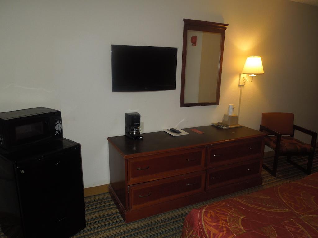 Motel Super 8 By Wyndham Waldorf Extérieur photo