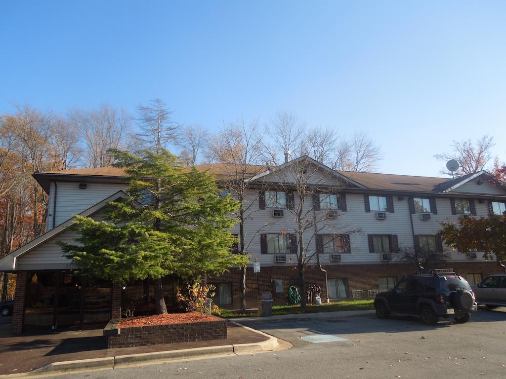 Motel Super 8 By Wyndham Waldorf Extérieur photo