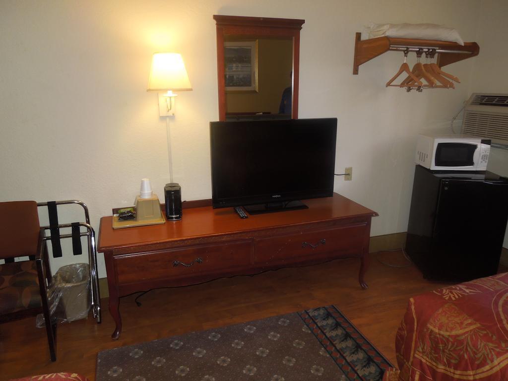 Motel Super 8 By Wyndham Waldorf Extérieur photo