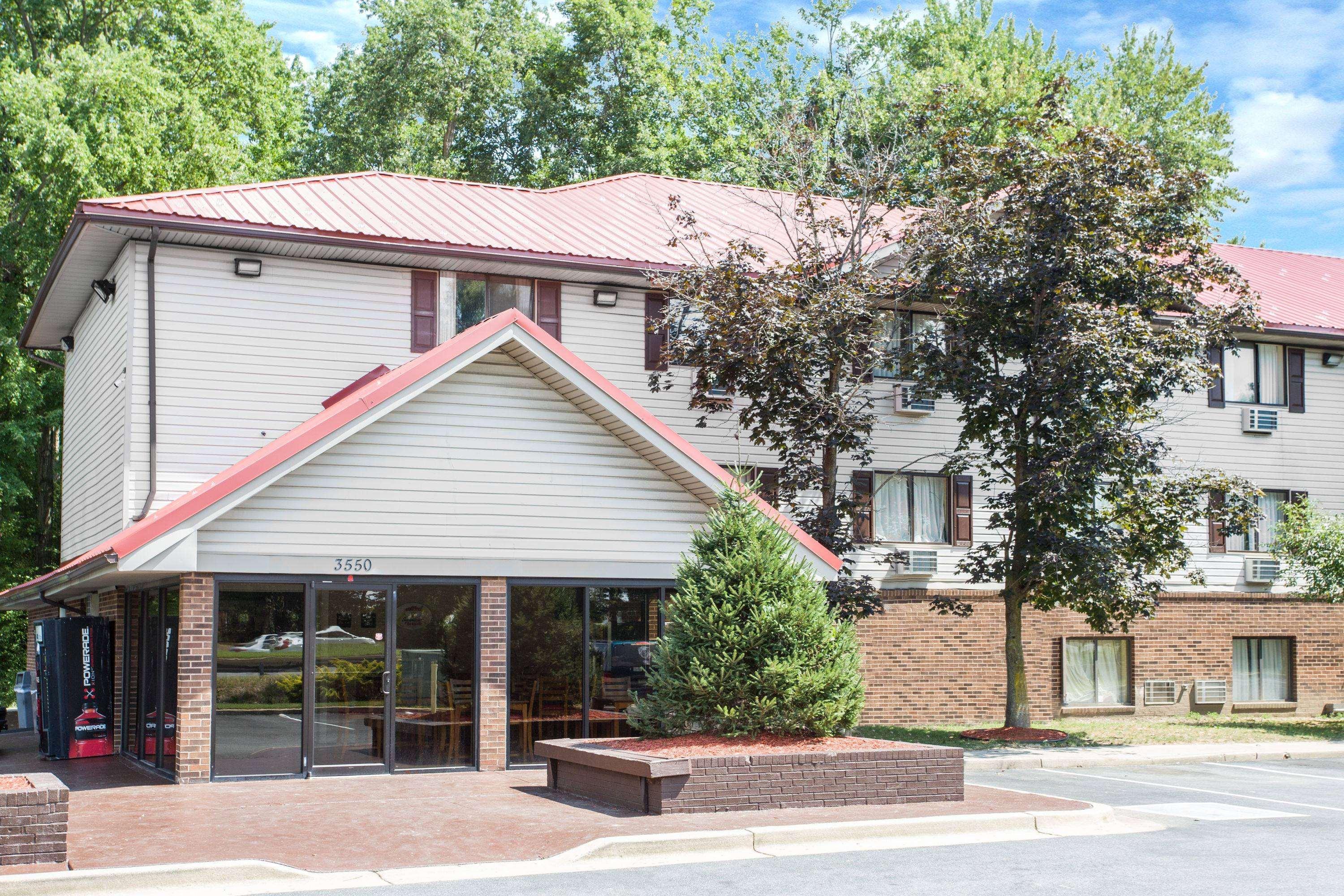 Motel Super 8 By Wyndham Waldorf Extérieur photo