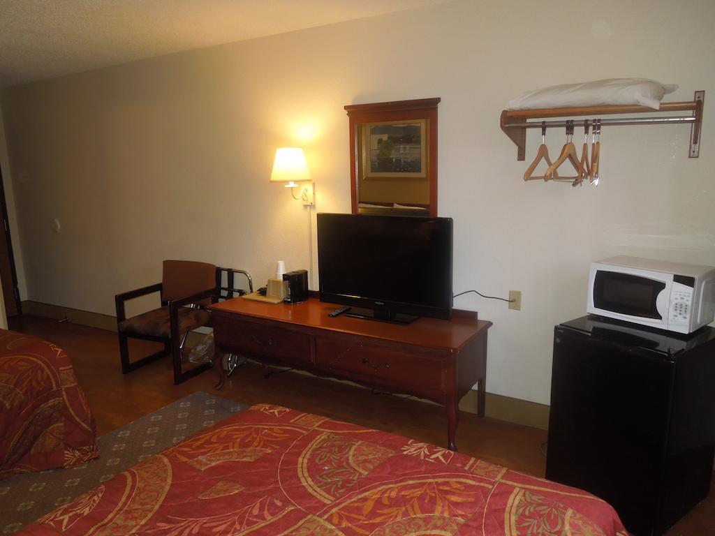 Motel Super 8 By Wyndham Waldorf Extérieur photo