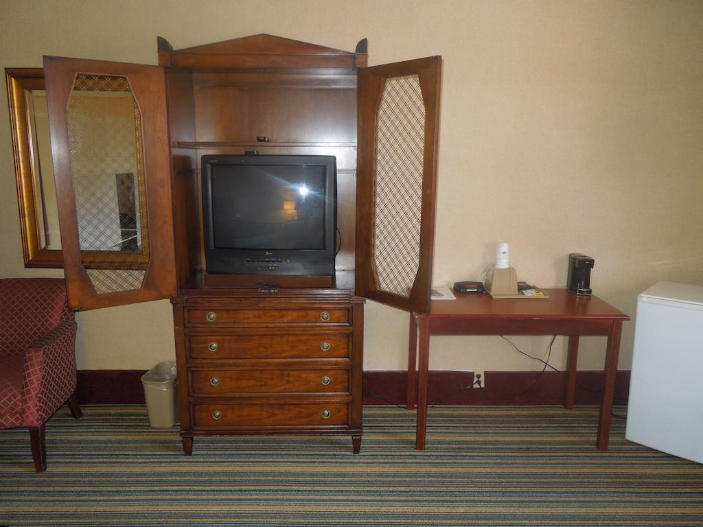 Motel Super 8 By Wyndham Waldorf Extérieur photo