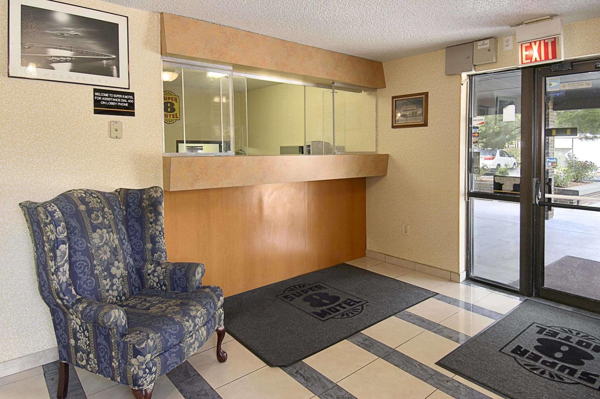 Motel Super 8 By Wyndham Waldorf Extérieur photo