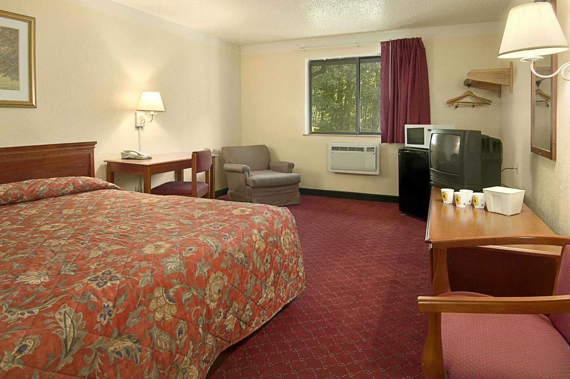 Motel Super 8 By Wyndham Waldorf Extérieur photo